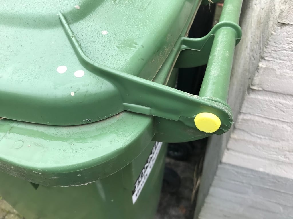 Trash can hinge pin