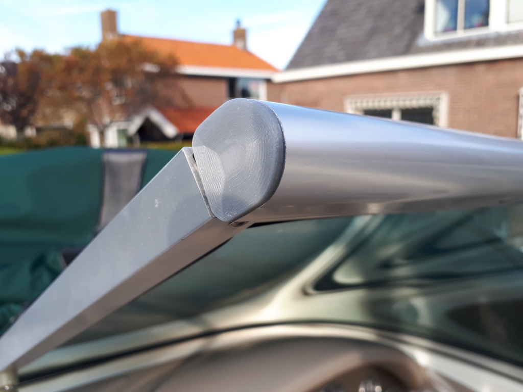Maxum 1900 sc (yr 2000) windshield profile end plug / cover