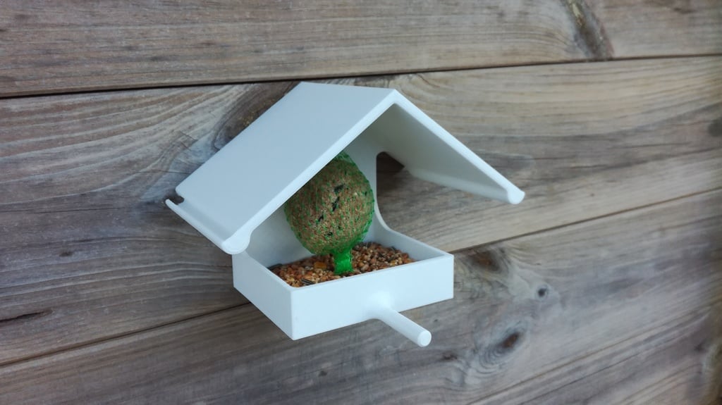 Fat ball birdhouse feeder
