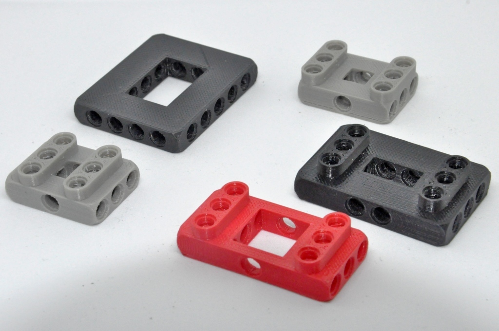 customizable liftarm frame compatible with well known building blocks (8mm) bricks