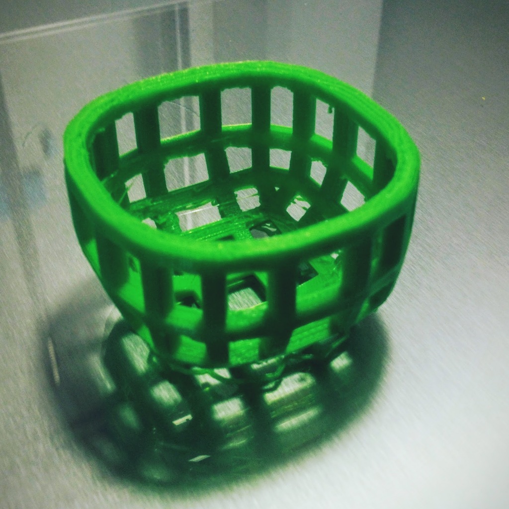 Small round wire basket (square profile)