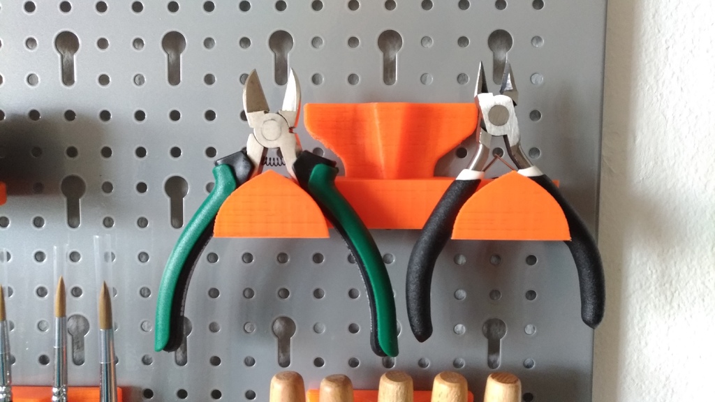 Pliers Holder for Metric Pegboards