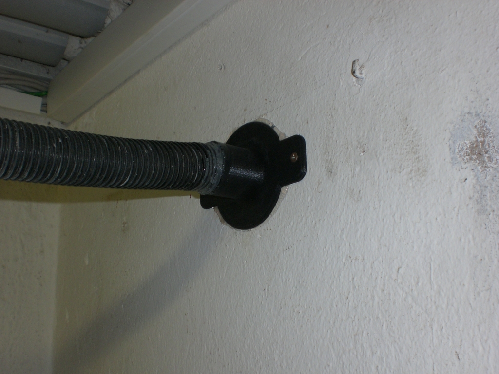 Vakuum hose through wall mount