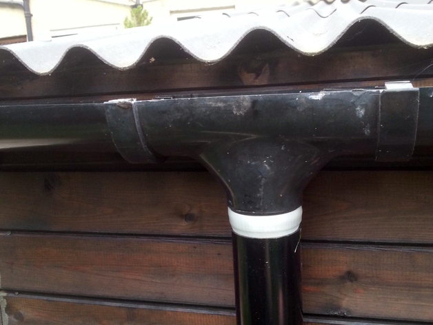 Gutter downpipe connector