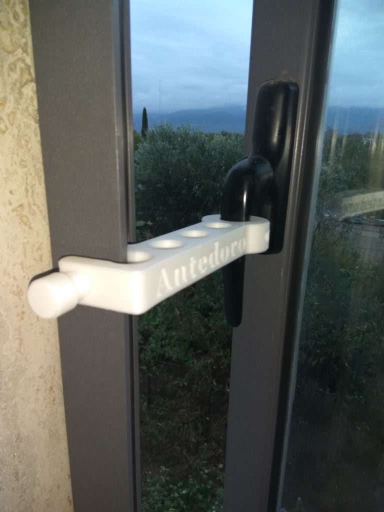 Window key for blocking wind opening