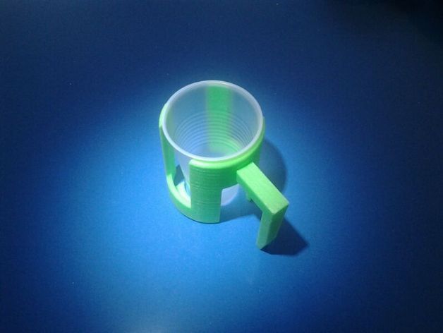 Assistive device for using disposable drinking cups