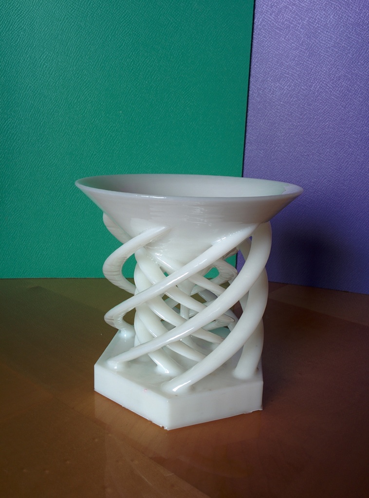 Vase with spiral support