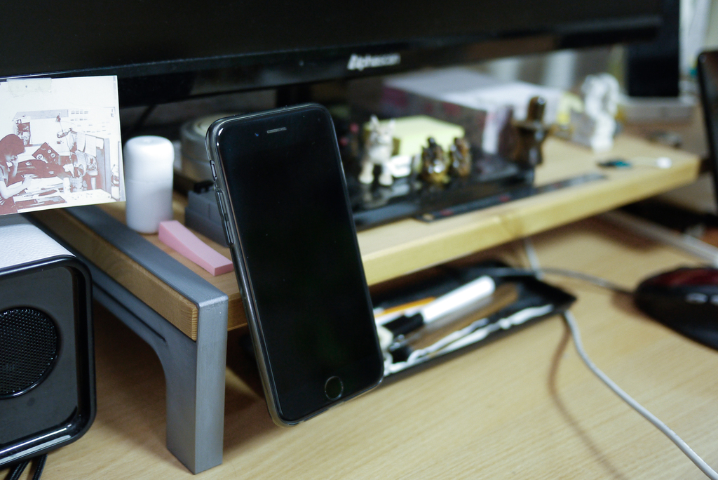 Magnetic iphone cradle for monitor stand - REMIX