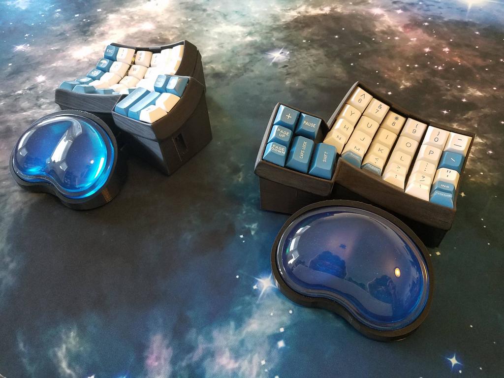 Dactyl extended bottom case with gel wrist rests