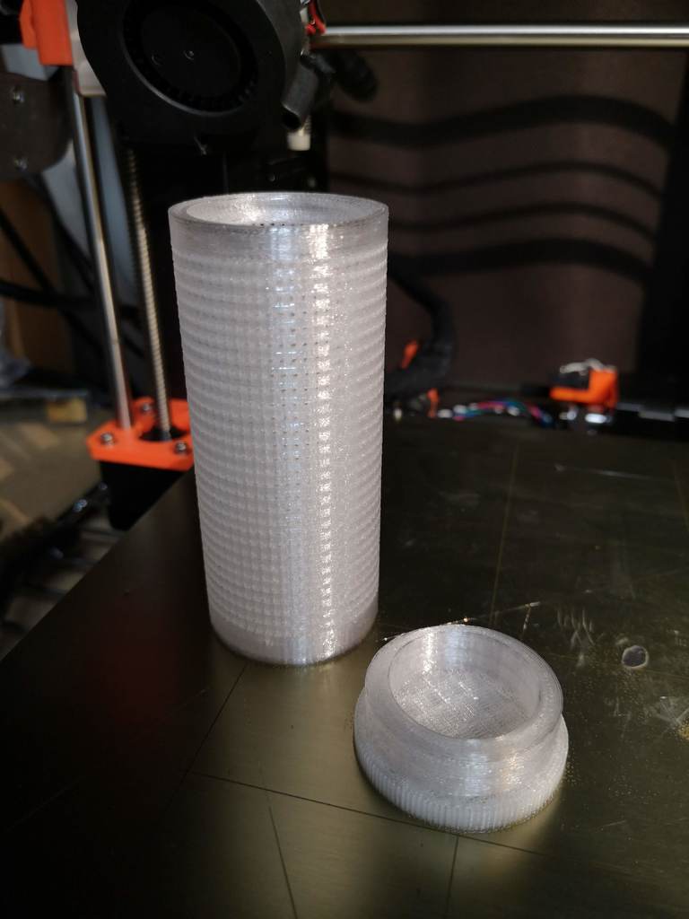 Silica gel container for spool center