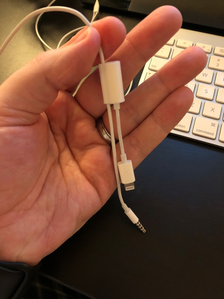 Apple iPhone Lightning adapter headphone clip