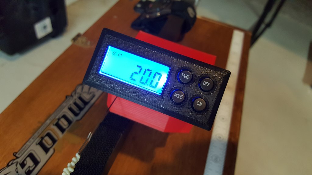 Digital torque meter with tilting screen