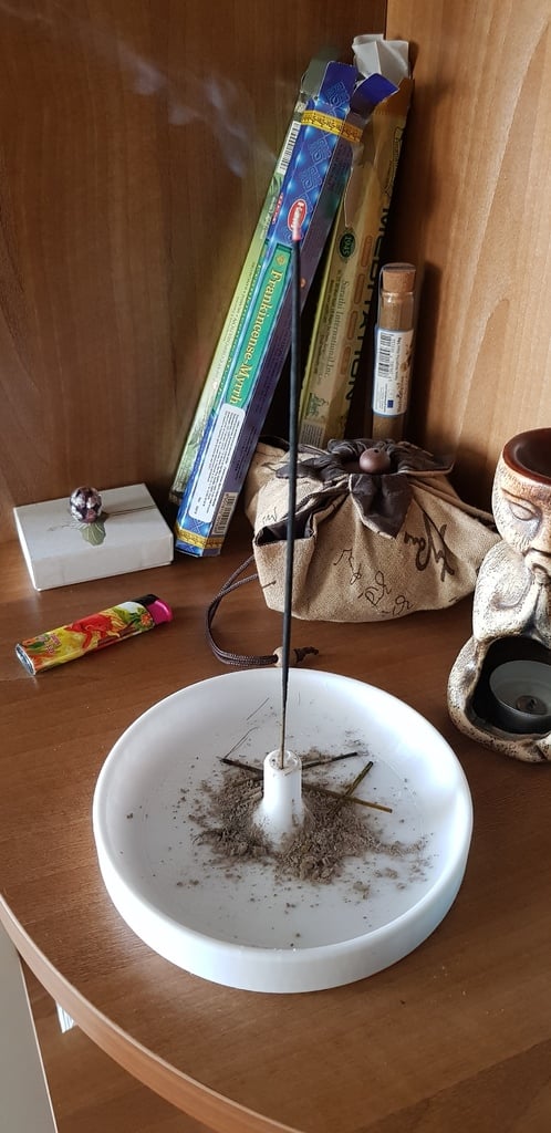 Simple round incense stand