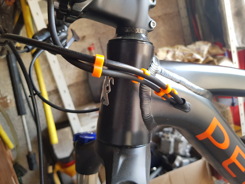 Montain bike cables clips