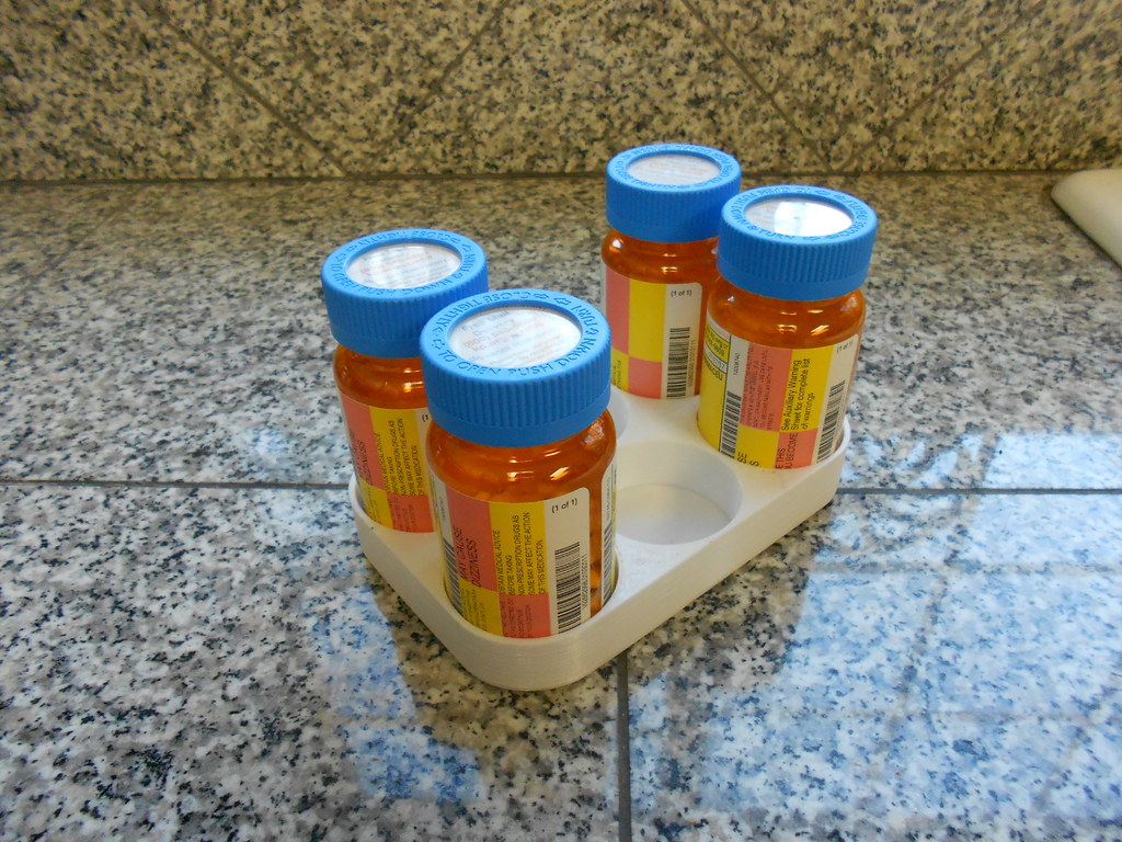 Pill bottle organizer