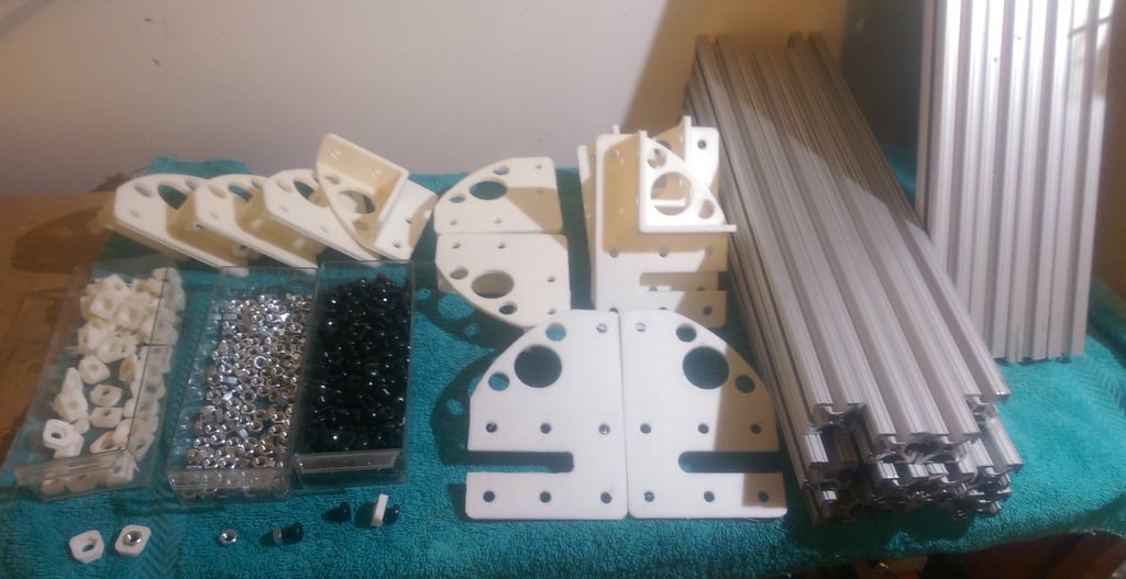 Modified corner side gussets for 10 series aluminum extrusions 1" square