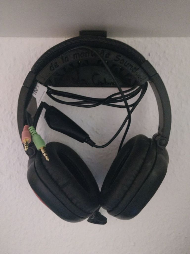 Headset holder by LaCabra
