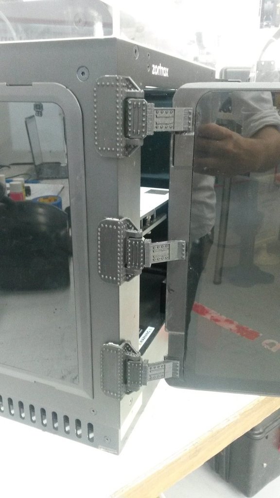Mechanical part of a Zortrax door