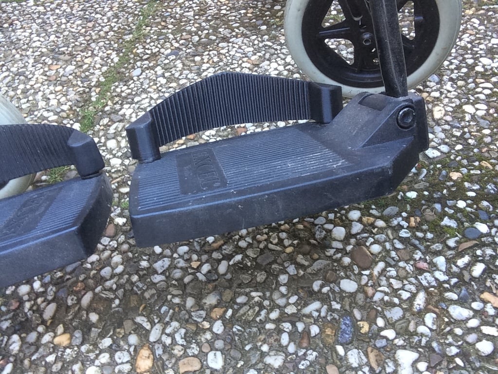 Wheelchair replacement footrest band
