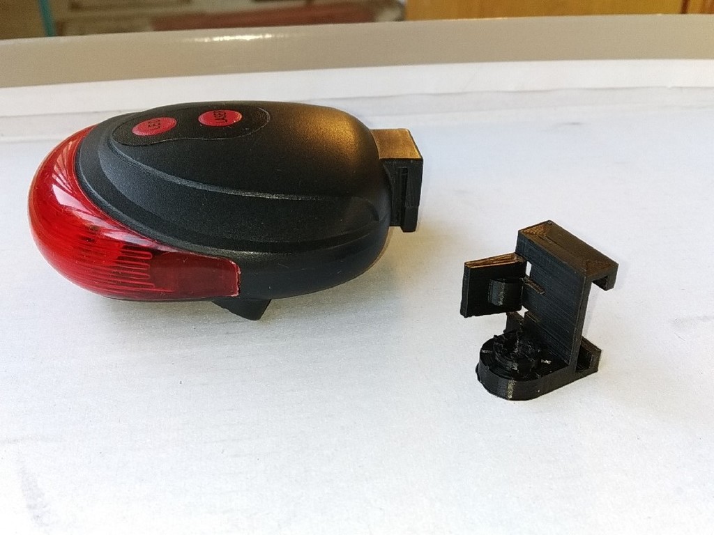 Back red flashlight mount for bicycle