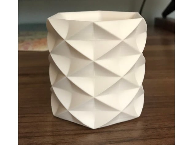 Low Poly Faceted Tumbler Cup