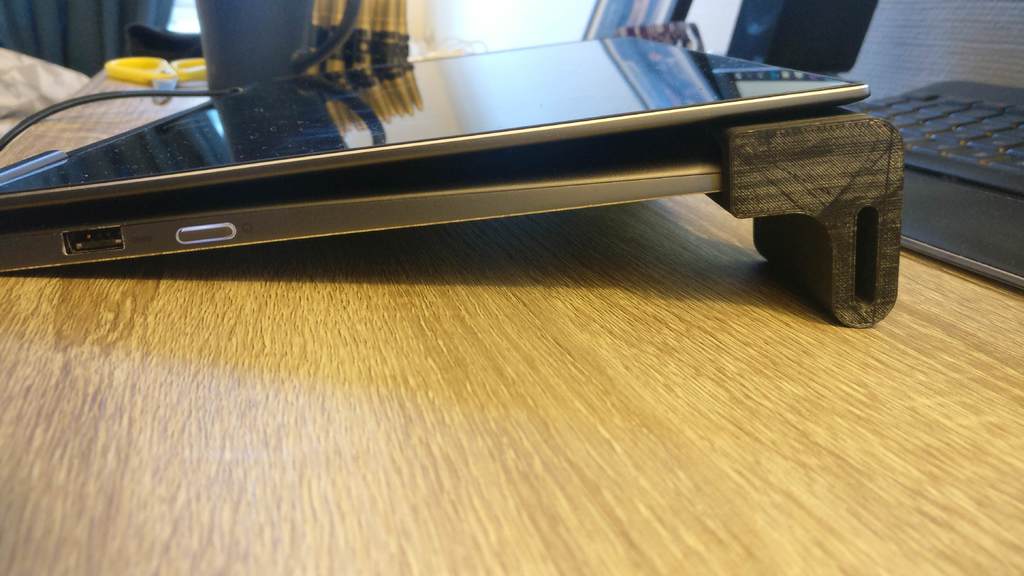 Lenovo Yoga 720 tablet mode stands