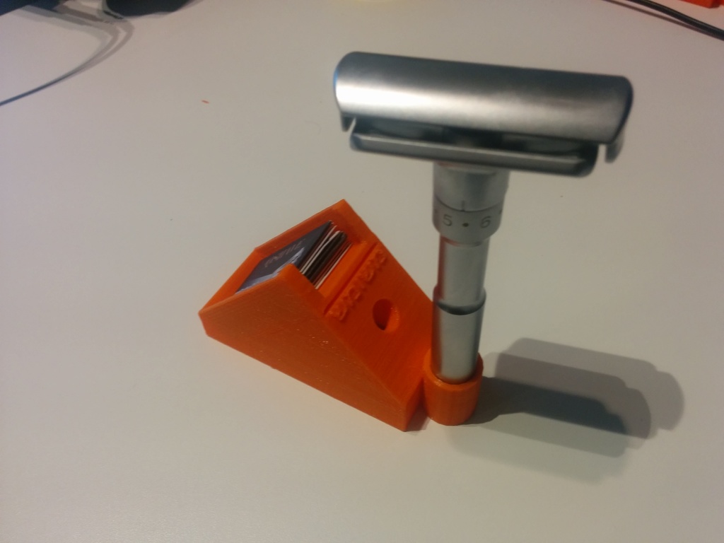 DE Shaver holder and razor dispenser