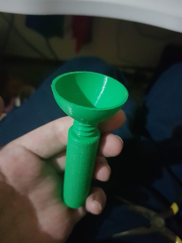 Funnel for knurled container