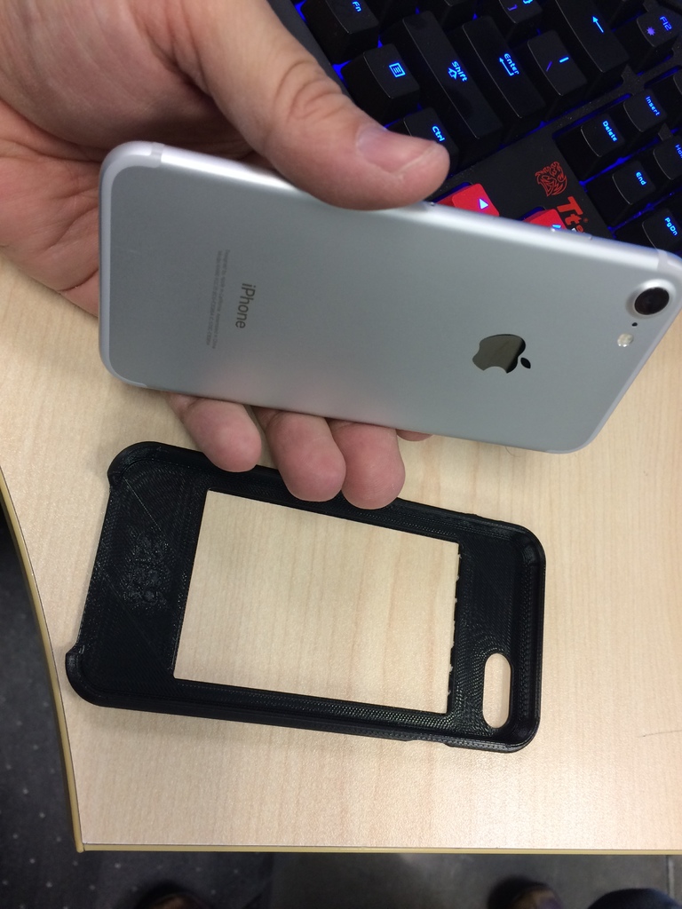 iPhone7 badge carrier cover