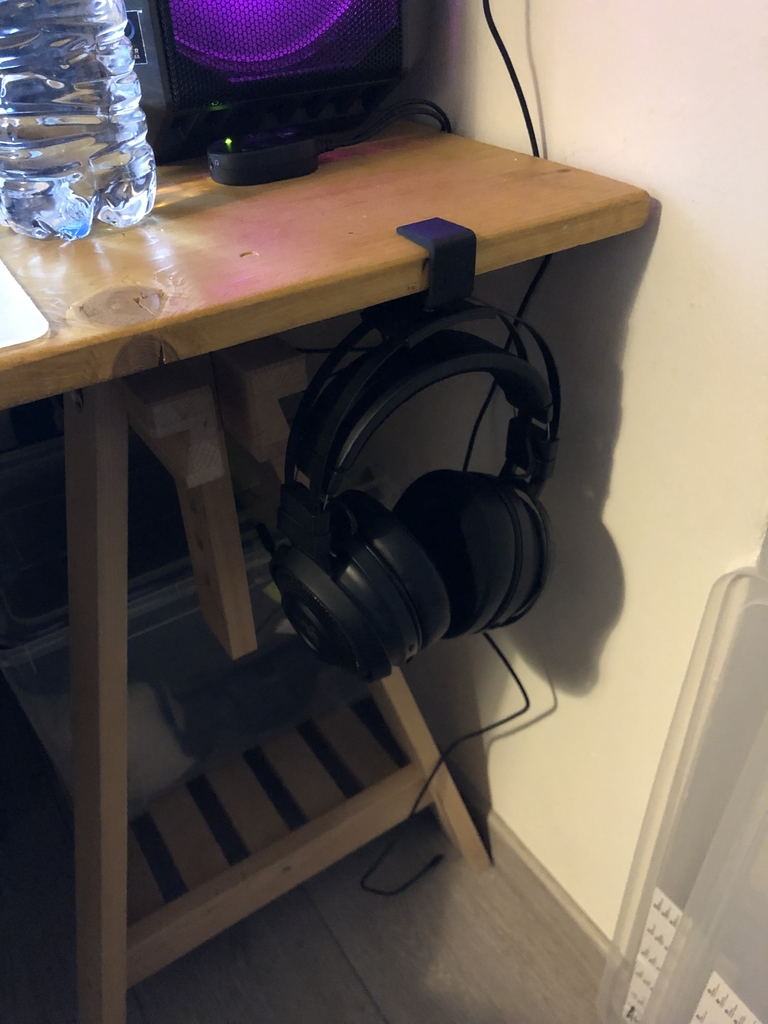 Razer Nari headset desk hang stand