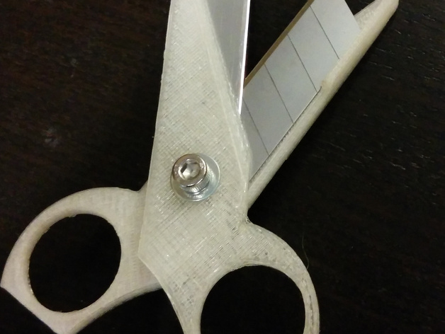 Scissors using 18 mm snap-off blade