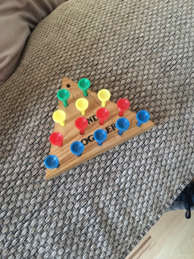 Thirteen_Peg_Puzzle_Board_with_Pegs 
