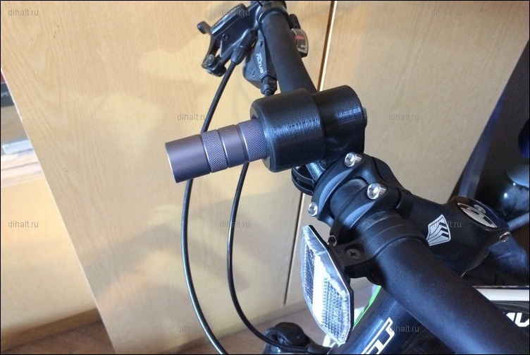 Collet flashlight holder for bicycle