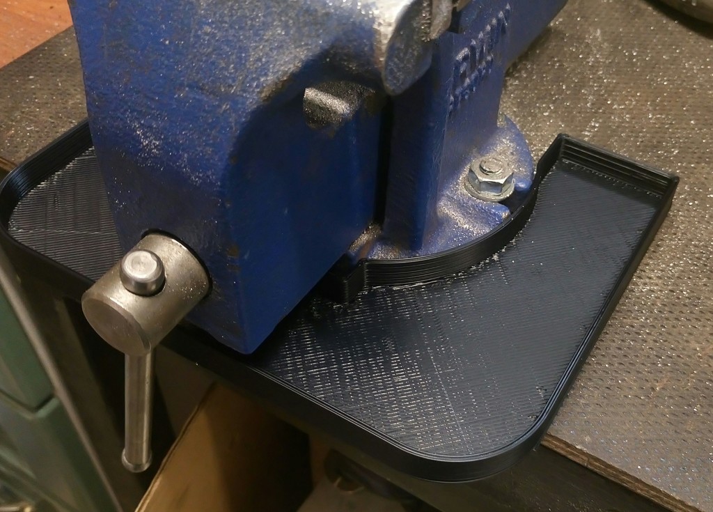 Tray for bench vise