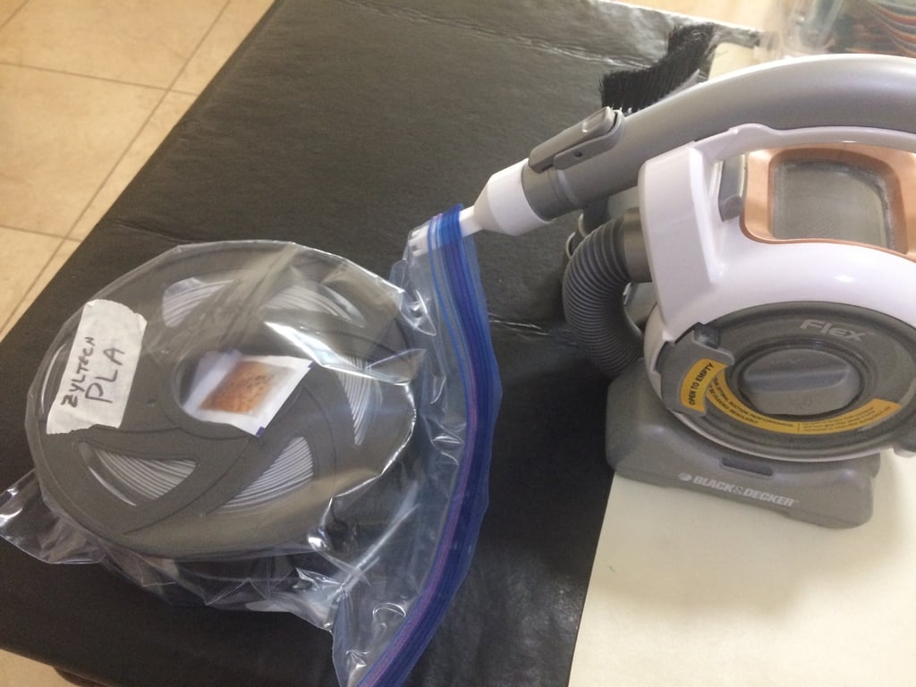 Vacuum adapter for filament storage in ziploc bags