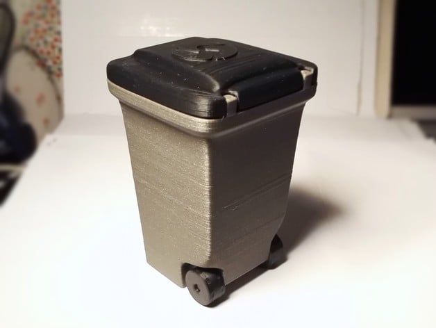 Mini Trash Can With Moving Wheels