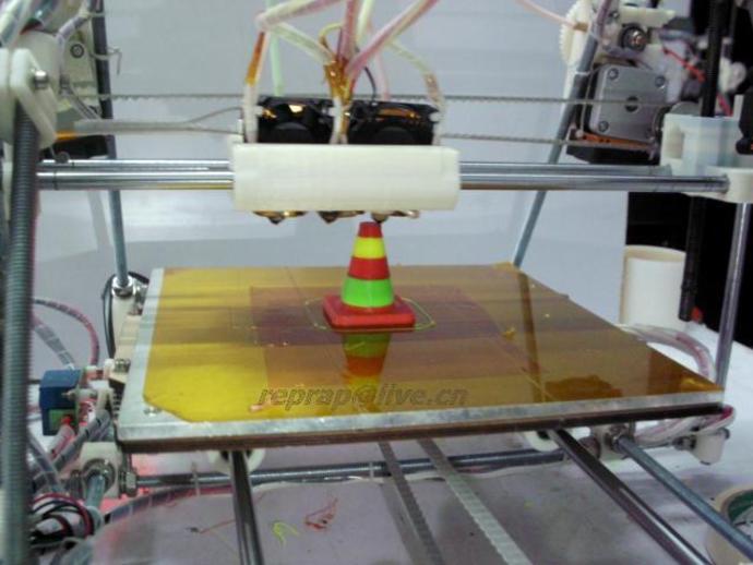 Tricolor roadblock be made by a tricolor 3D printer