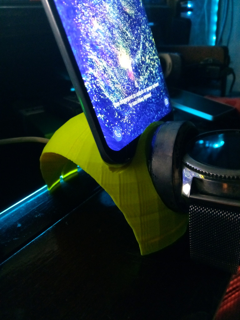 Phone Dock with Gear S3 charging station