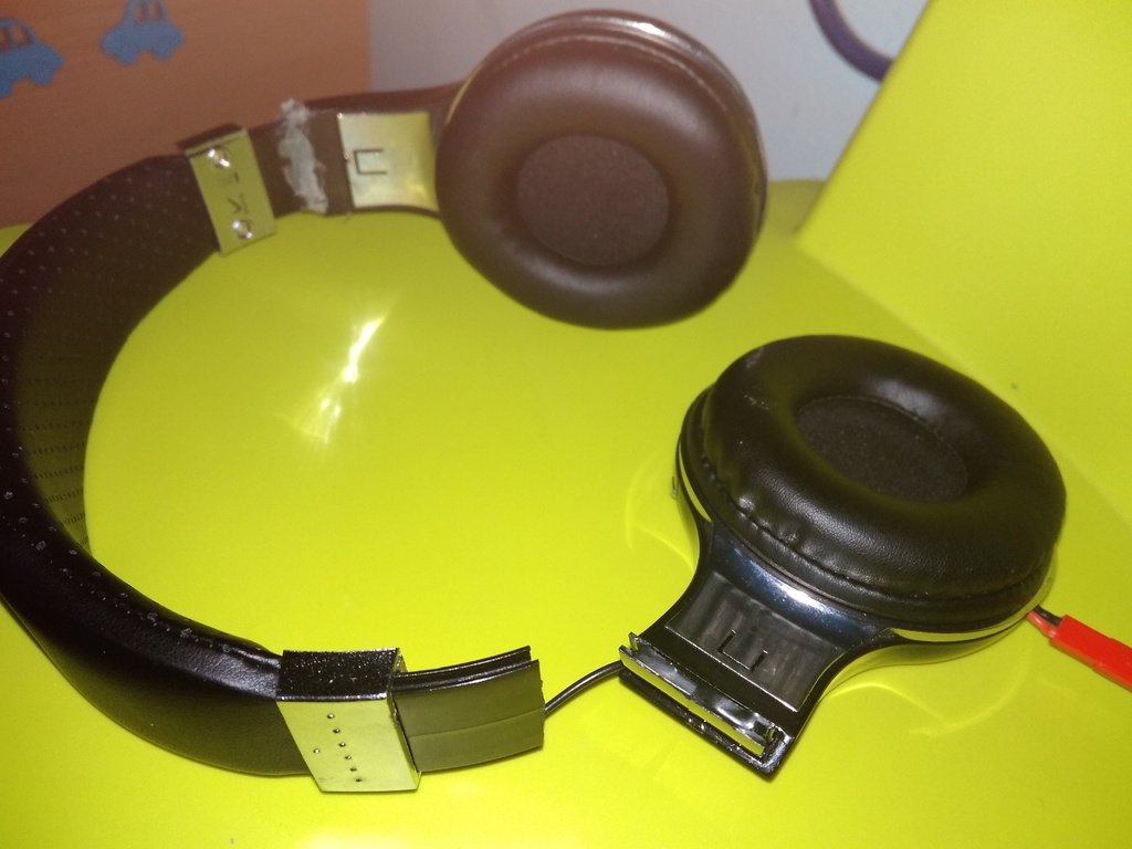 Headphones repair ( Brand: Avenzo )