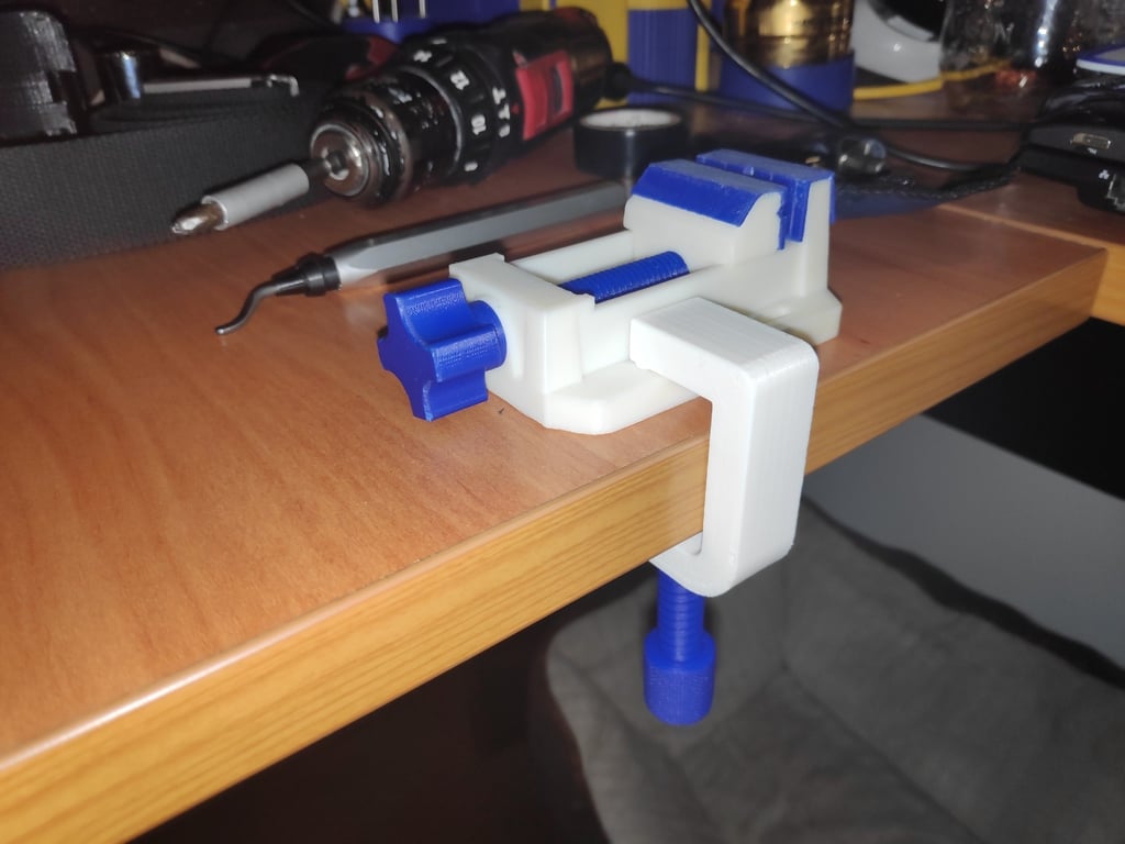 Desktop vise with clamp