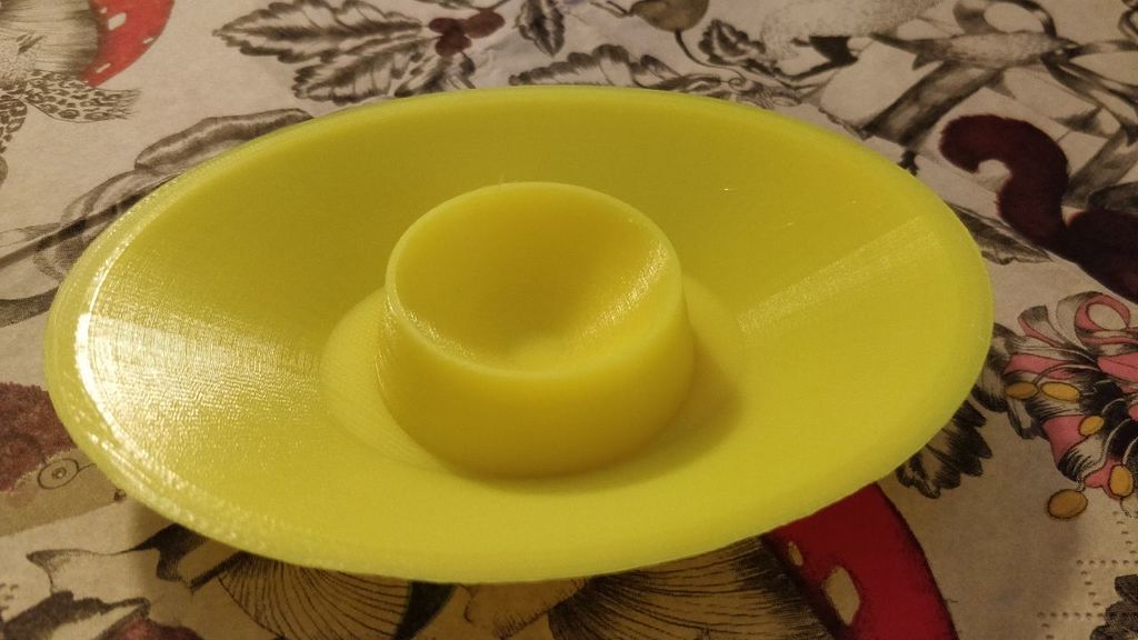 Stackable egg cup with shell rim
