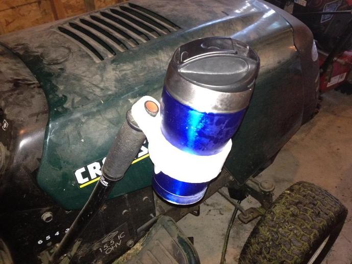 Lawn tractor cupholder