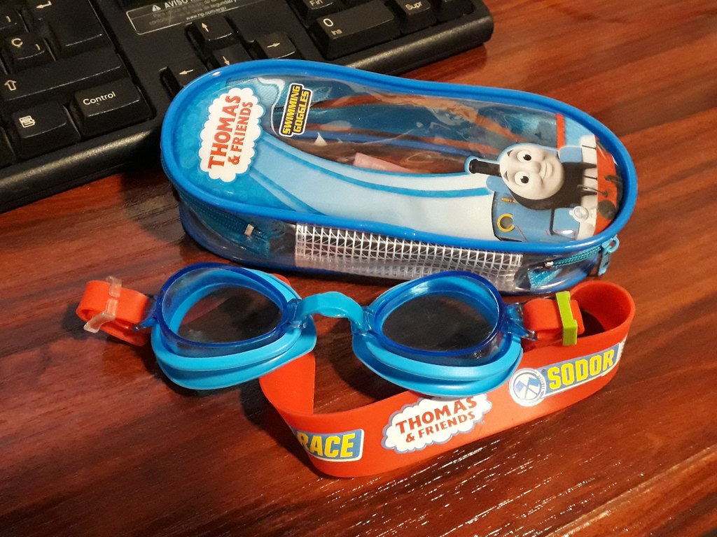 Swimming goggles strap adjustment clip