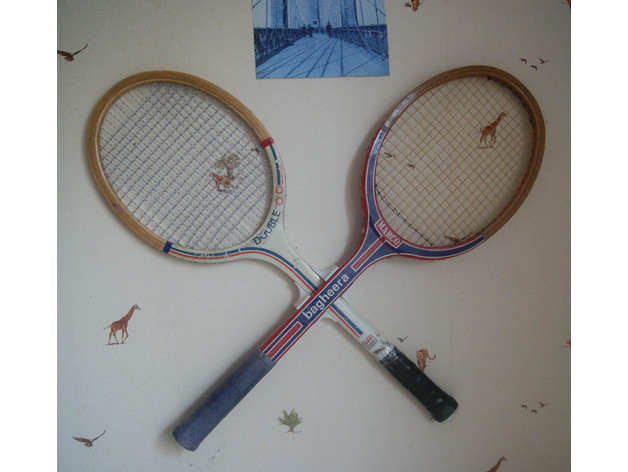 Tennis racket holder