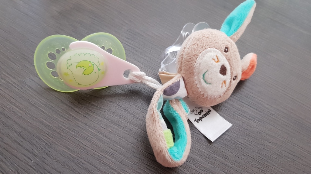 clip to hold pacifiers from Mam