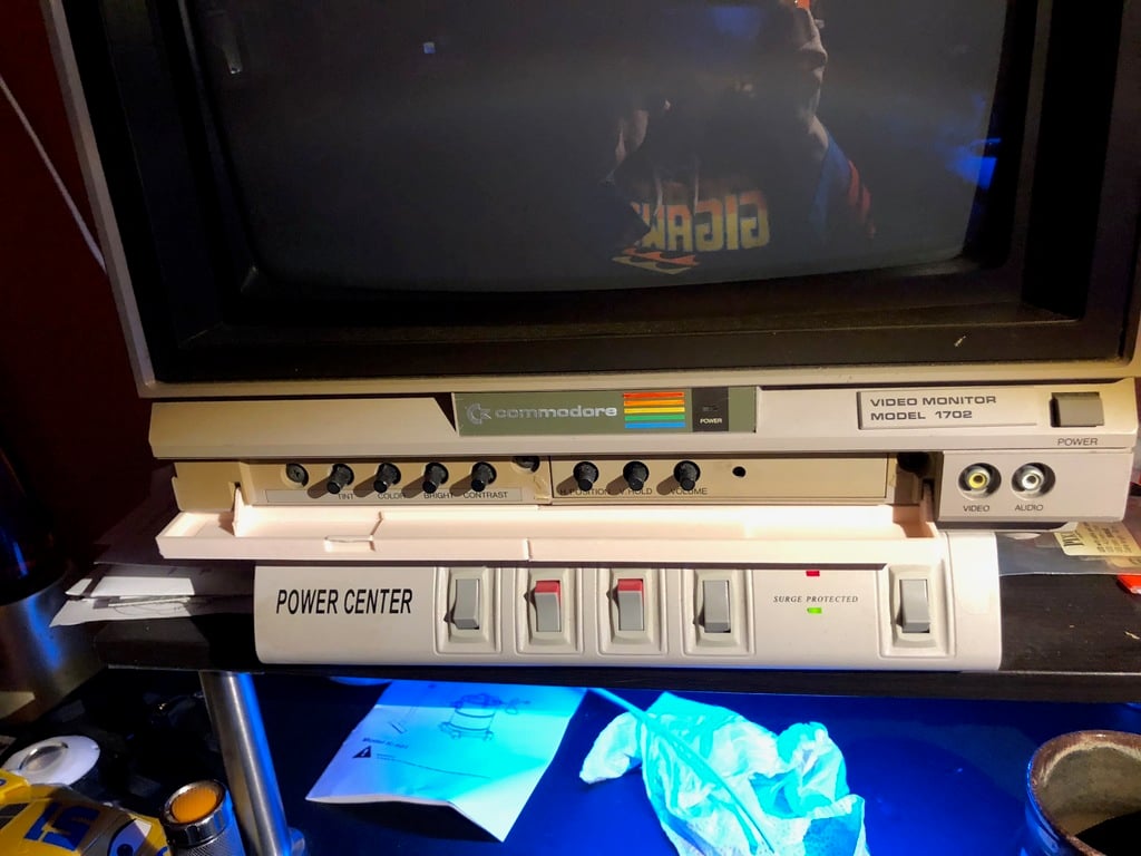 (Remix) Commodore 1702 monitor door