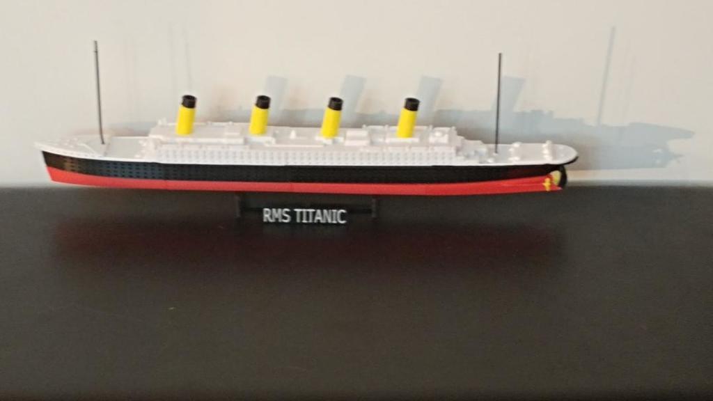 Titanic Stand & Name Plate for thing:2807082