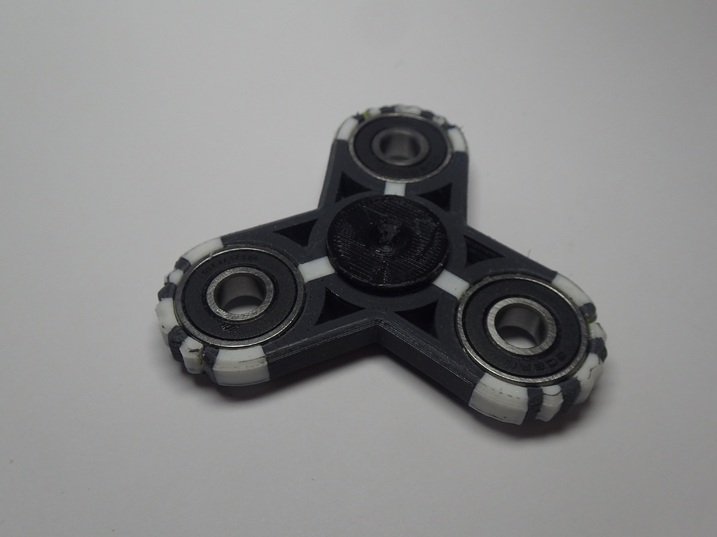 Dual color spinner