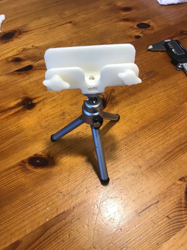 Universal mobile phone/pad tripod connector