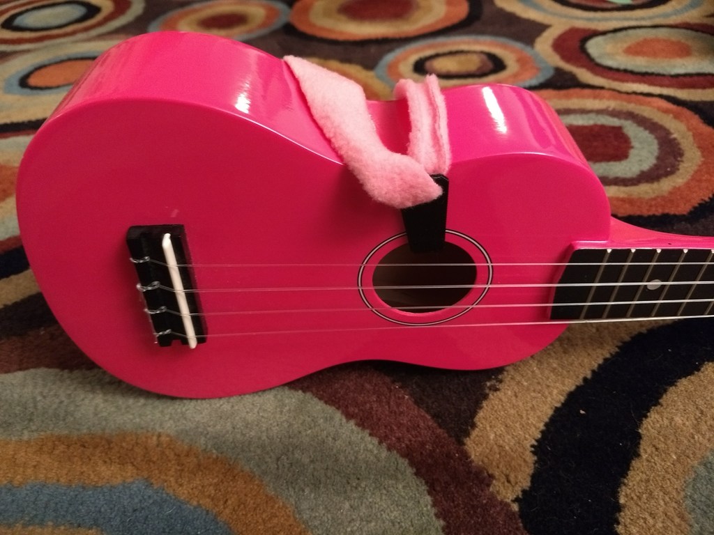 Small guitar or ukulele strap clip